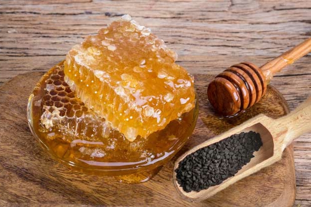 فوائد علاج سرعة القذف بالعسل والحبة السوداء